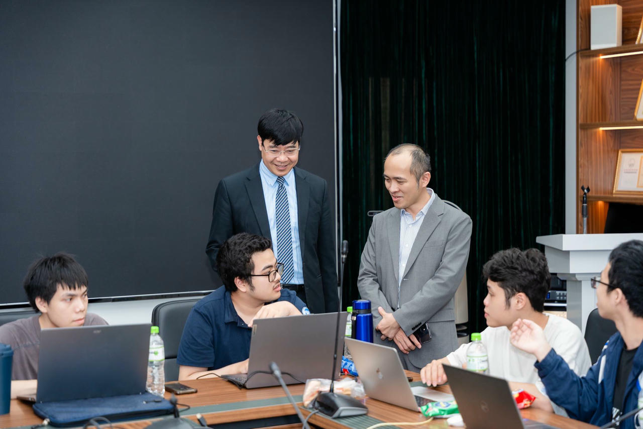 Đoàn công tác đến kiểm tra trực tiếp tại một số điểm thi (Ảnh: HHANMQG)