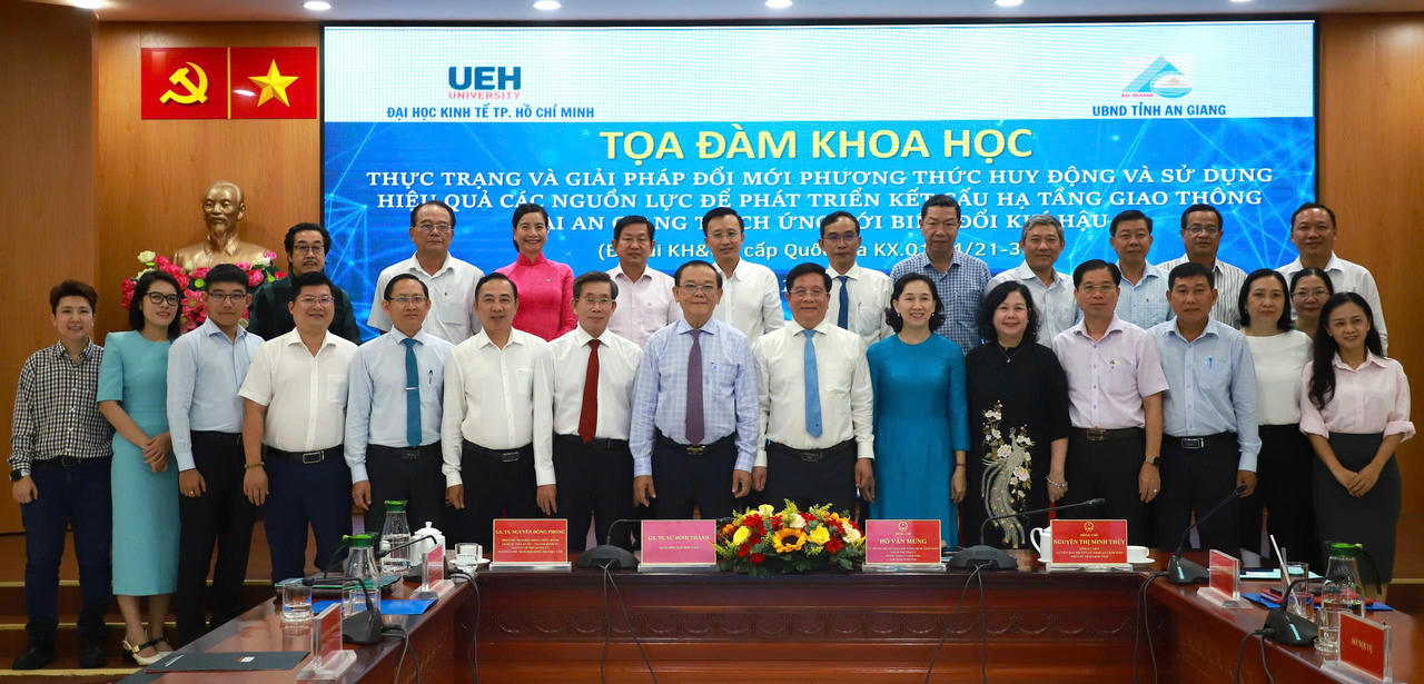 Đại biểu chụp ảnh lưu niệm tại buổi ký kết.