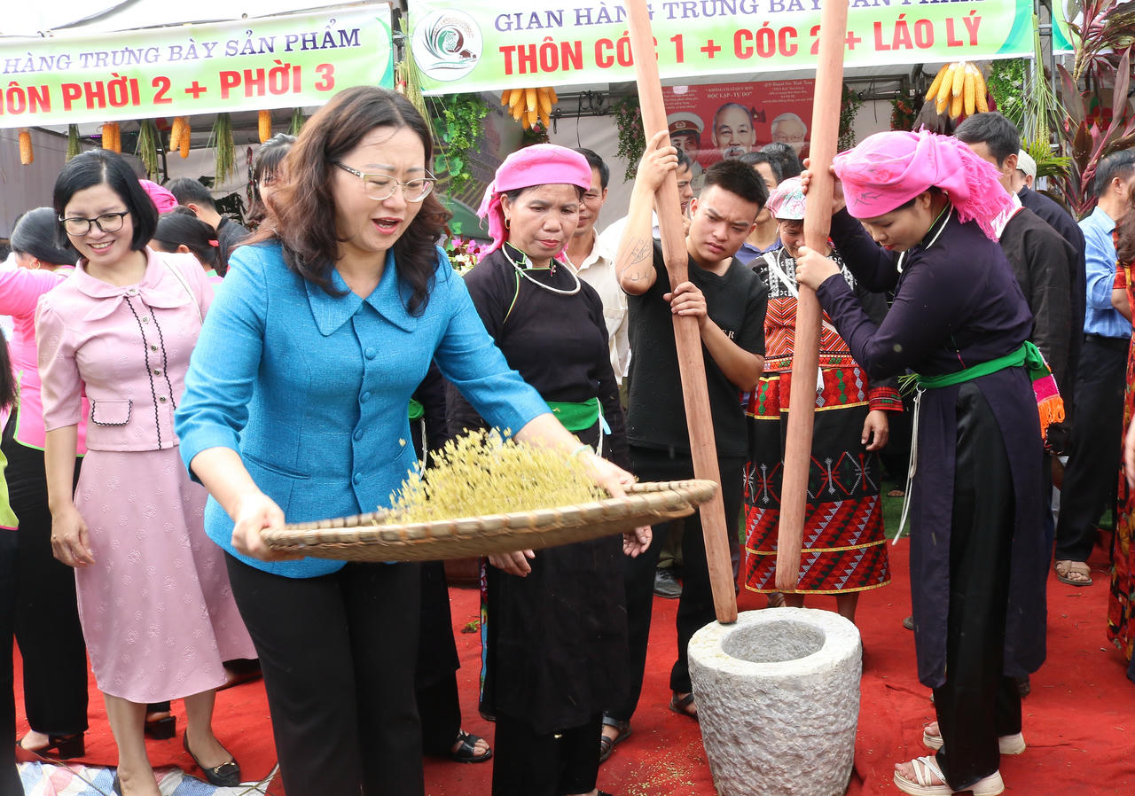 Các đại biểu tham quan các gian hàng trưng bày sản phẩm của địa phương tại khuôn viên lễ hội