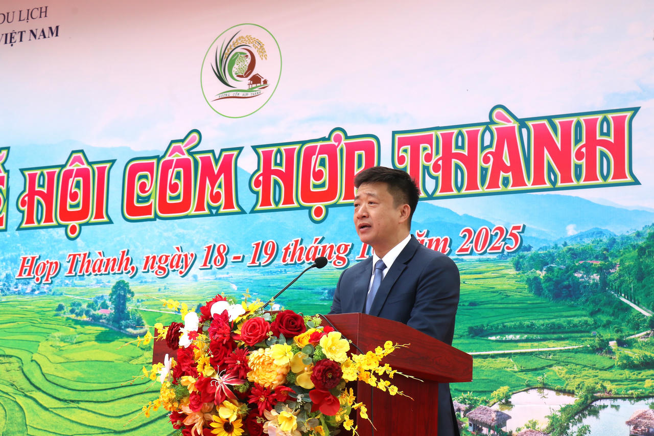 Ông Ngô Vũ Quốc, Chủ tịch UBND xã Hợp Thành phát biểu khai mạc Lễ hội&nbsp;ốm Hợp Thành năm 2025