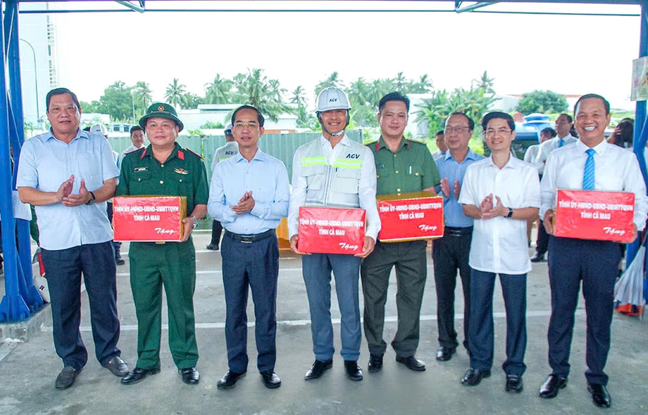 Ông Hồ Thanh Thủy - Phó Bí thư Tỉnh ủy (thứ ba từ trái sang), và ông Lâm Văn Bi - Ủy viên BTV Tỉnh ủy, Phó Chủ tịch UBND tỉnh Cà Mau, tặng quà cho đại diện Ban Quản lý Dự án, đơn vị thi công và Sân bay Cà Mau (Ảnh: Báo và Đài Phát thanh - Truyền hình Cà Mau).