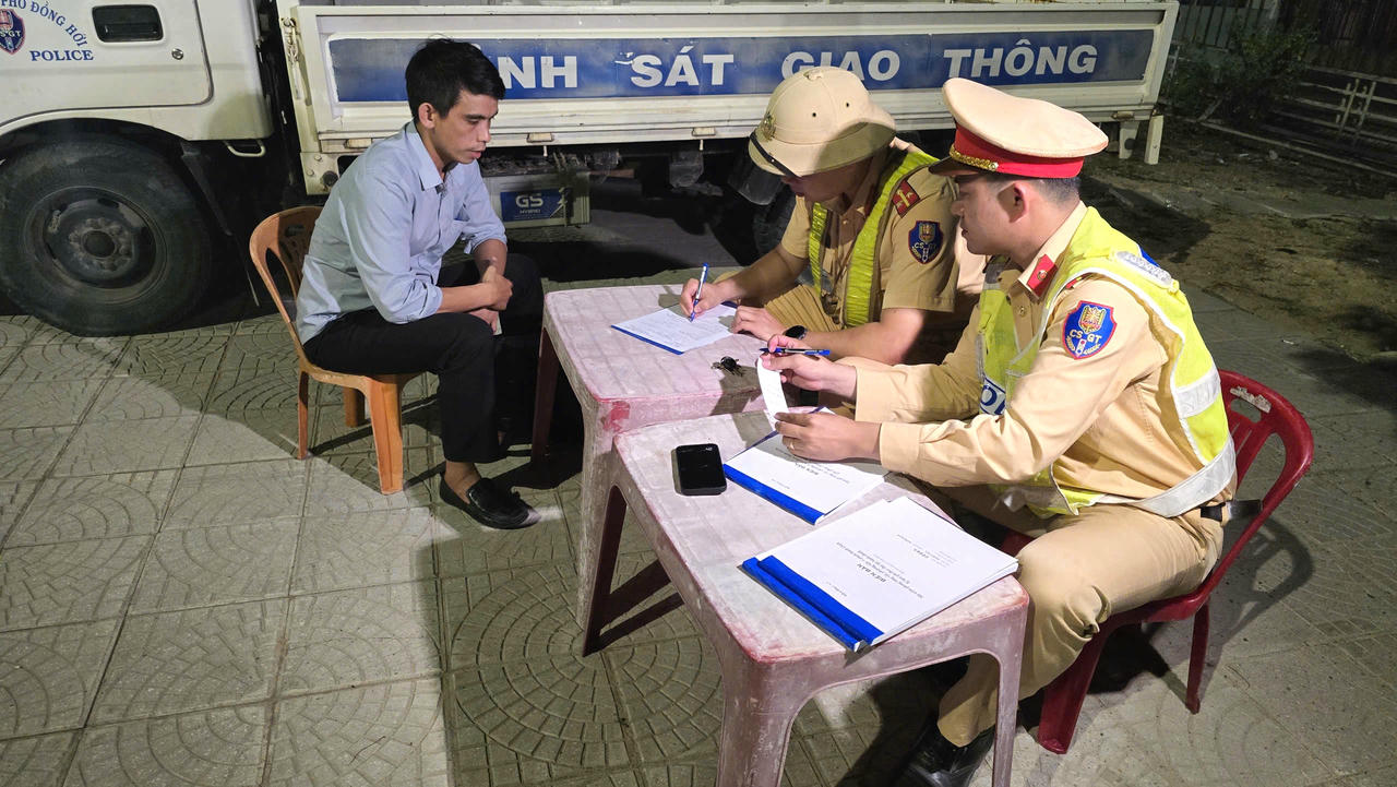 Lực lượng CSGT lập biên bản xử lý trường hợp vi phạm nồng độ cồn theo quy định.