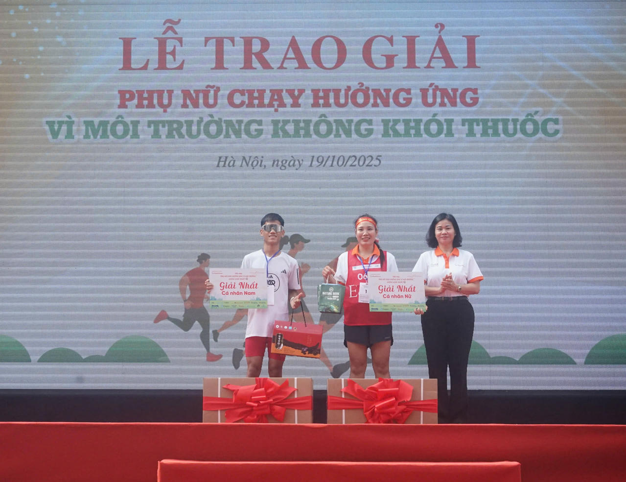 Bà Nguyễn Thị Tuyến, Ủy viên Trung ương Đảng, Chủ tịch Hội Liên hiệp Phụ nữ Việt Nam trao giải Nhất cho các vận động viên.