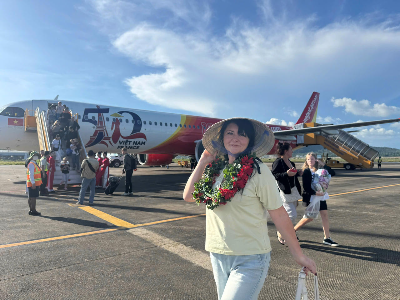 Du khách Nga đến Phú Quốc theo chương trình charter tour trọn gói (gồm vé máy bay, lưu trú, tham quan và dịch vụ địa phương).