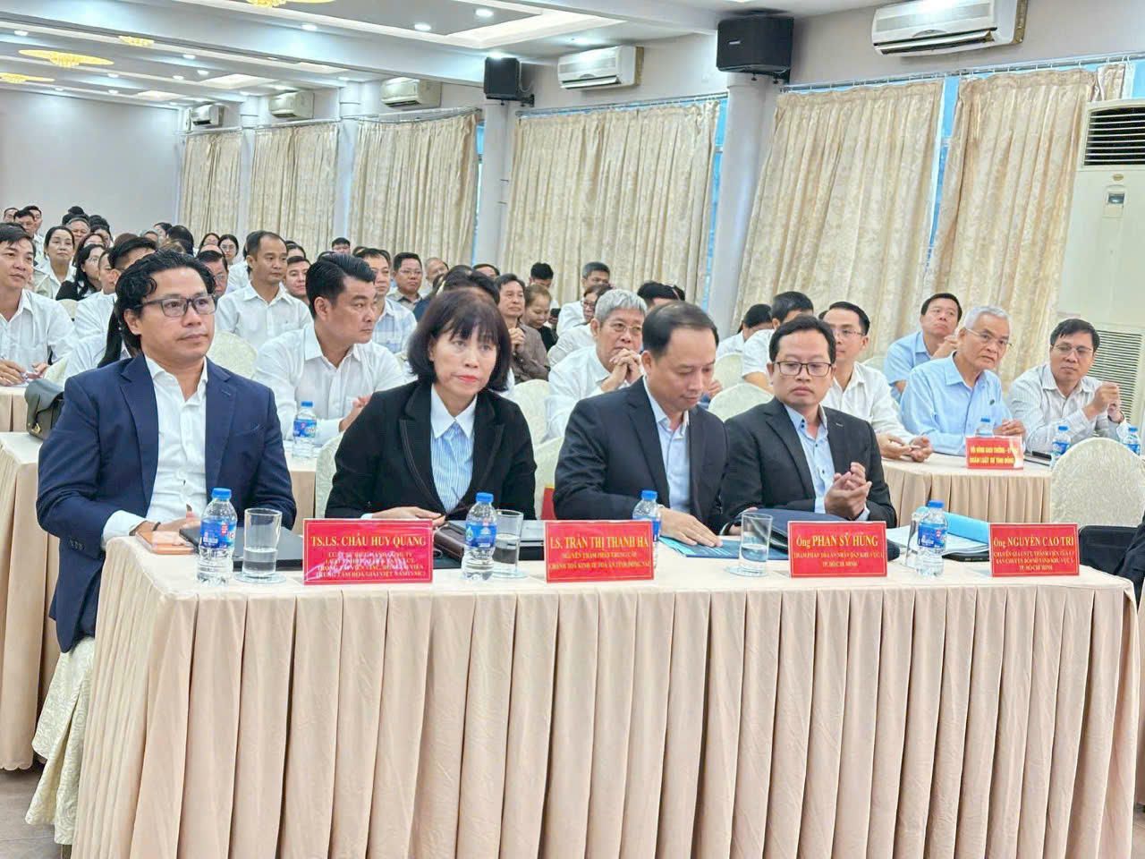 Thẩm phán Phan Sỹ Hùng tại hội nghị (thứ 3, tính từ bên trái
qua).