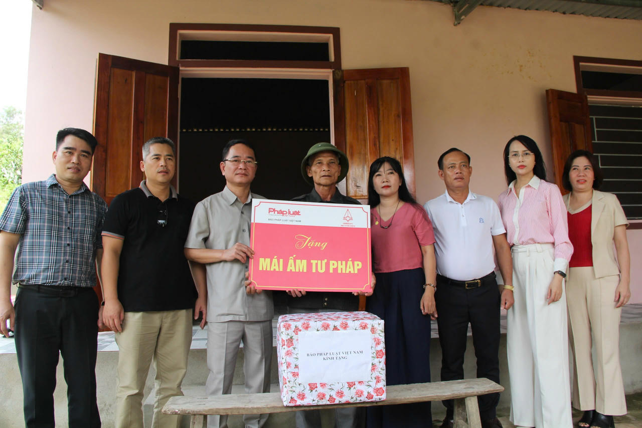 Đoàn công tác bàn giao nhà cho hộ anh Đoàn Tuấn Vũ thôn Hợp Lý trước sự chứng kiến của chính quyền địa phương xã Vũ Quang.