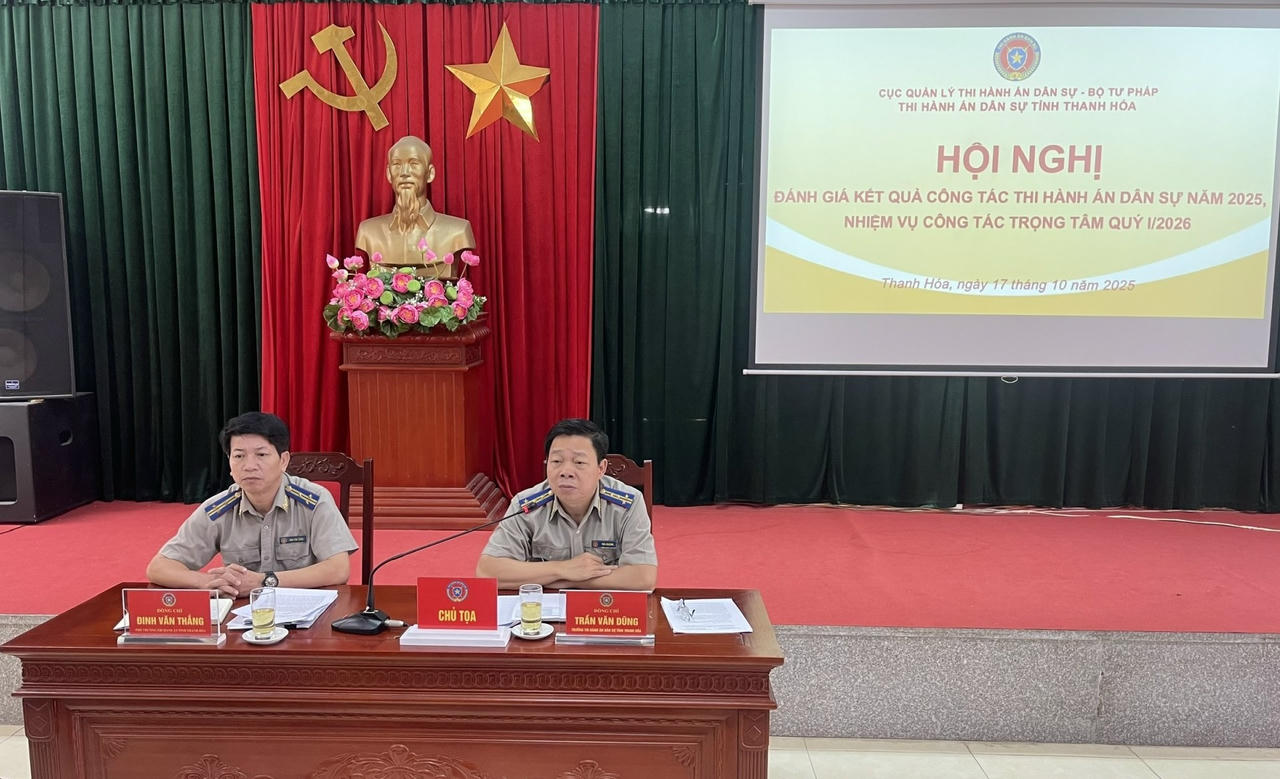 Ông Trần Văn Dũng Trưởng Thi hành án dân sự tỉnh Thanh Hóa và ông Đinh Văn Thắng Phó Trưởng Thi hành án dân sự&nbsp; tỉnh Thanh Hóa chủ trì Hội nghị