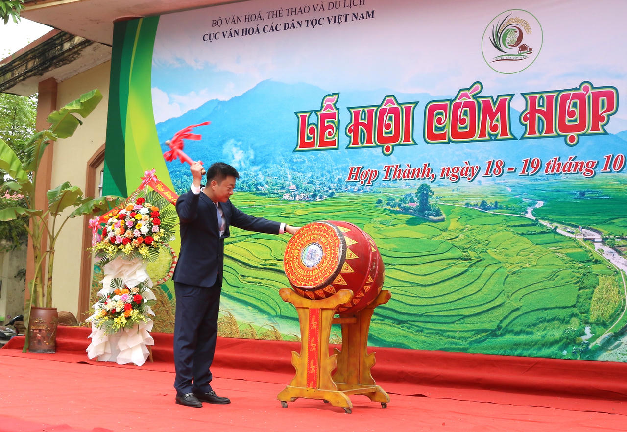 Đánh trống khai hội
