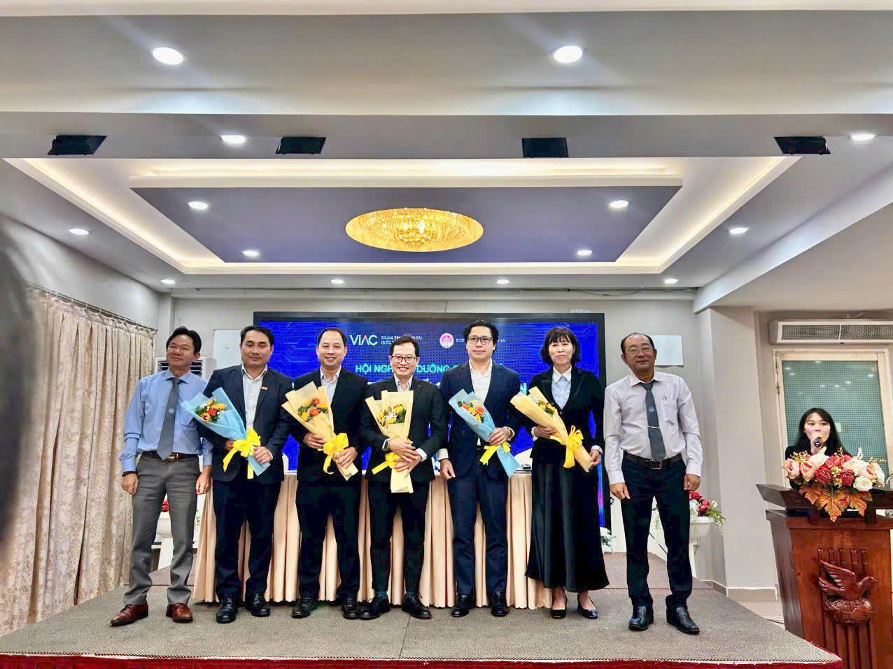 Đại diện Đoàn Luật sự Động Nai tặng
cho Thẩm phán Phan Sỹ Hùng và các chuyên gia tại hội nghị.

&nbsp;