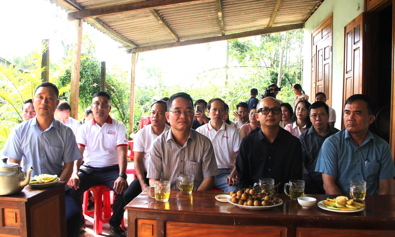 Các đại biểu tham dự lễ khởi công "Mái ấm tư pháp" tại xã Hương Khê.