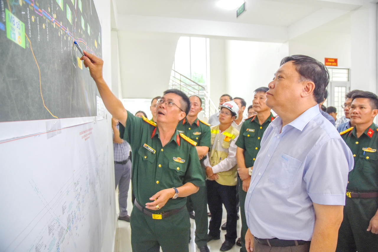 Ban điều hành Trường Sơn 12 báo cáo với ông Phạm Thành Ngại - Phó Bí thư Tỉnh ủy, Chủ tịch UBND tỉnh Cà Mau về tiến độ công tác giải phóng mặt bằng dự án.