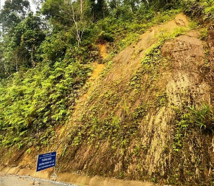 Trên mái taluy dương có dấu vết nghi ngờ là mép cung trượt. 