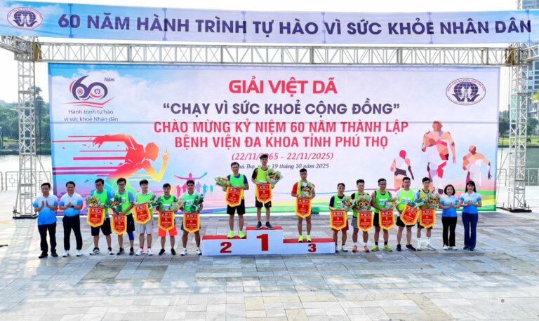 Ban tổ chức trao giải nội dung nam. Ảnh: Bệnh viện Đa khoa tỉnh Phú Thọ
