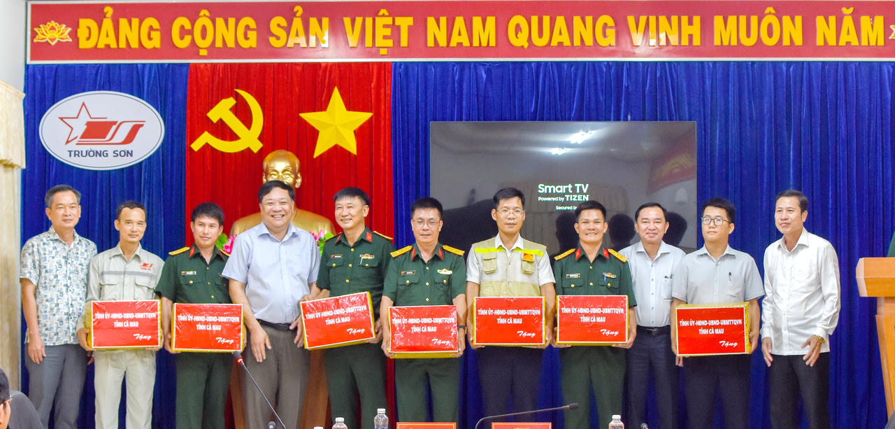 Ông Phạm Thành Ngại - Phó Bí thư Tỉnh ủy, Chủ tịch UBND tỉnh (thứ tư từ trái sang), cùng ông Phan Thanh Duy - Ủy viên Ban Thường vụ Tỉnh ủy, Trưởng Ban Tổ chức Tỉnh ủy Cà Mau (thứ ba từ phải sang), tặng quà, động viên lực lượng thi công Dự án cao tốc Cái Nước - Đất Mũi.