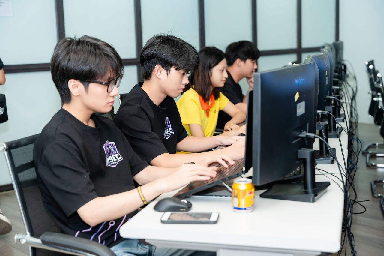 Thí sinh tại điểm thi (Ảnh: HHANMQG)