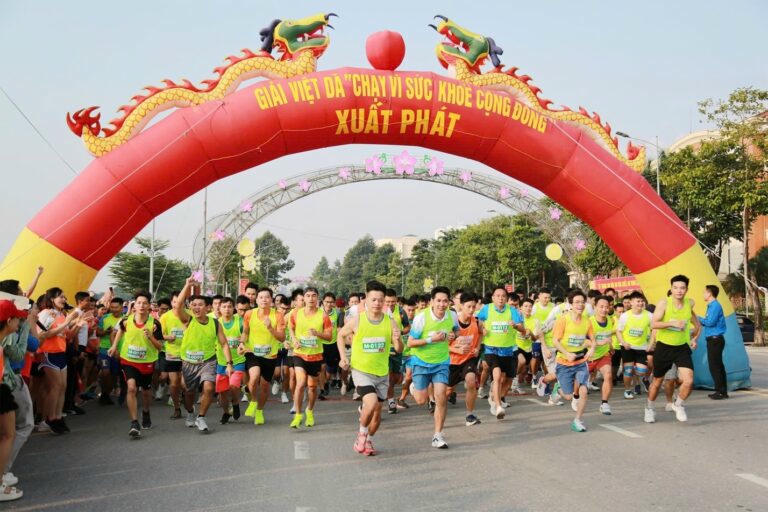 Giải đấu gồm hai nội dung: Nam chạy 6km, nữ chạy 4km, với lộ trình quanh vành đai Hồ Công viên Văn Lang.Ảnh: Bệnh viện Đa khoa tỉnh Phú Thọ 