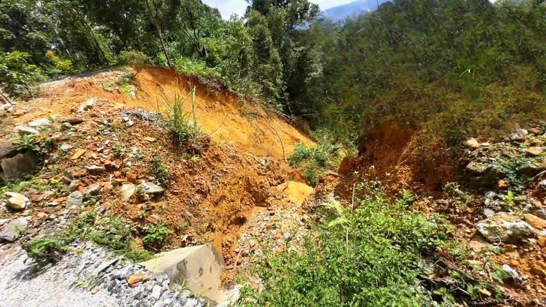 Khẩn cấp ứng phó sạt lở tuyến ĐT606, bảo đảm an toàn vùng núi Tây Giang