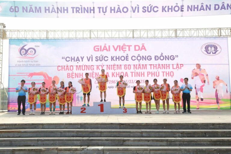 Bạn tổ chức trao giải nội dung nữ. Ảnh: Bệnh viện Đa khoa tỉnh Phú Thọ