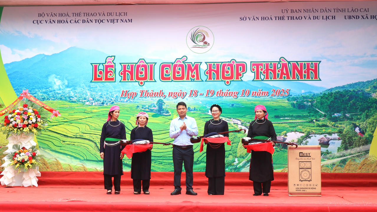 Lãnh đạo Cục Văn hóa các dân tộc Việt Nam trao tượng trưng các nhạc cụ để bảo tồn văn hóa Hương cốm Hợp Thành