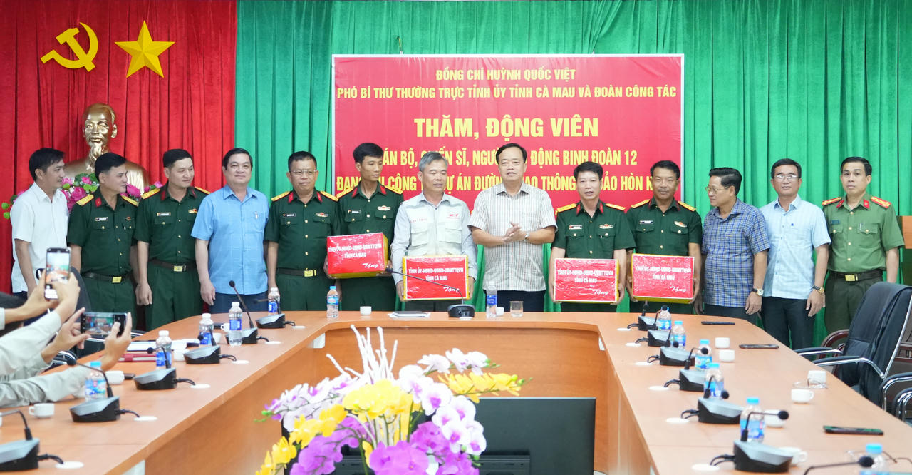 Ông Huỳnh Quốc Việt - Phó Bí thư Thường trực Tỉnh ủy, Chủ tịch Ủy ban MTTQ Việt Nam tỉnh Cà Mau, cùng đoàn công tác trao quà cho các tập thể, cá nhân đang thi công Dự án đường giao thông ra đảo Hòn Khoai.