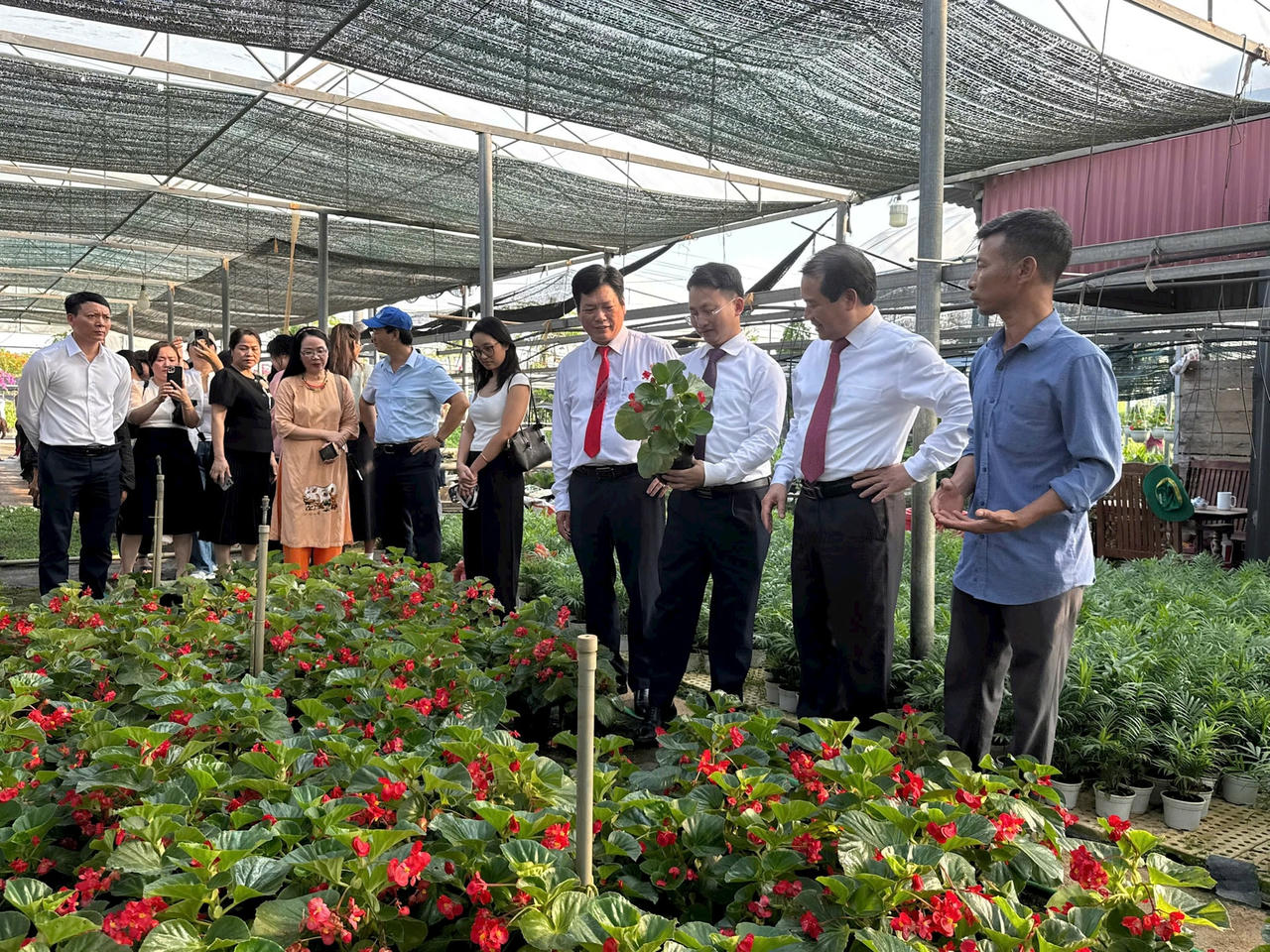 Sở Du lịch Hà Nội phối hợp với UBND xã Phúc Thọ khảo tổ chức đoàn famtrip khảo sát các điểm du lịch trong sản phẩm (ảnh Hồng Hạnh).