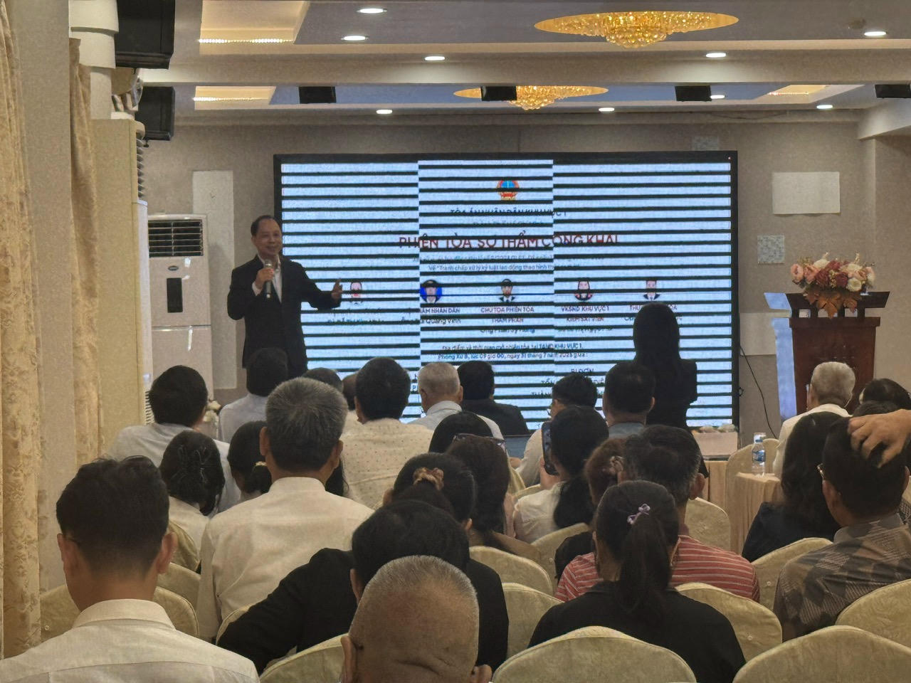 Thẩm phán Phan Sỹ Hùng trình bày tham luận tại hội nghị.