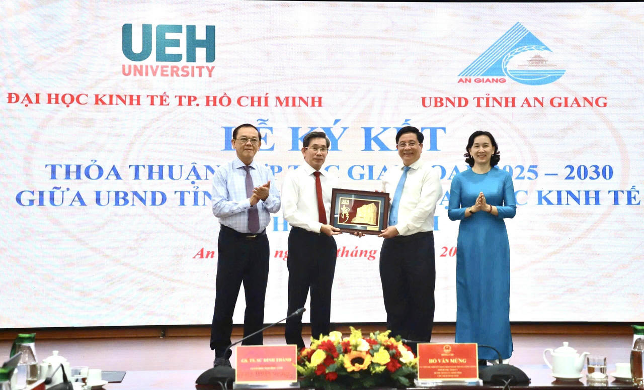 Lãnh đạo UBND tỉnh An Giang và Đại học UEH tặng quà lưu niệm.
