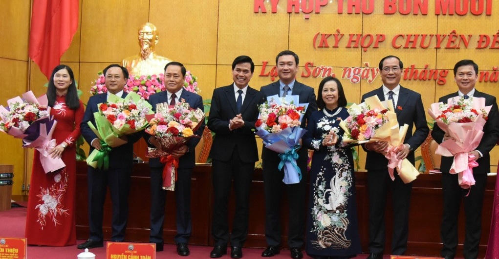 Từ trái qua phải: Bà Trần Thanh Nhàn, ông Lương Trọng Quỳnh, ông Hồ Tiến Thiệu, ông Hoàng Quốc Khánh, ông Nguyễn Cảnh Toàn, bà Đoàn Thị Hậu, ông Dương Xuân Huyên và ông Đinh Hữu Học.