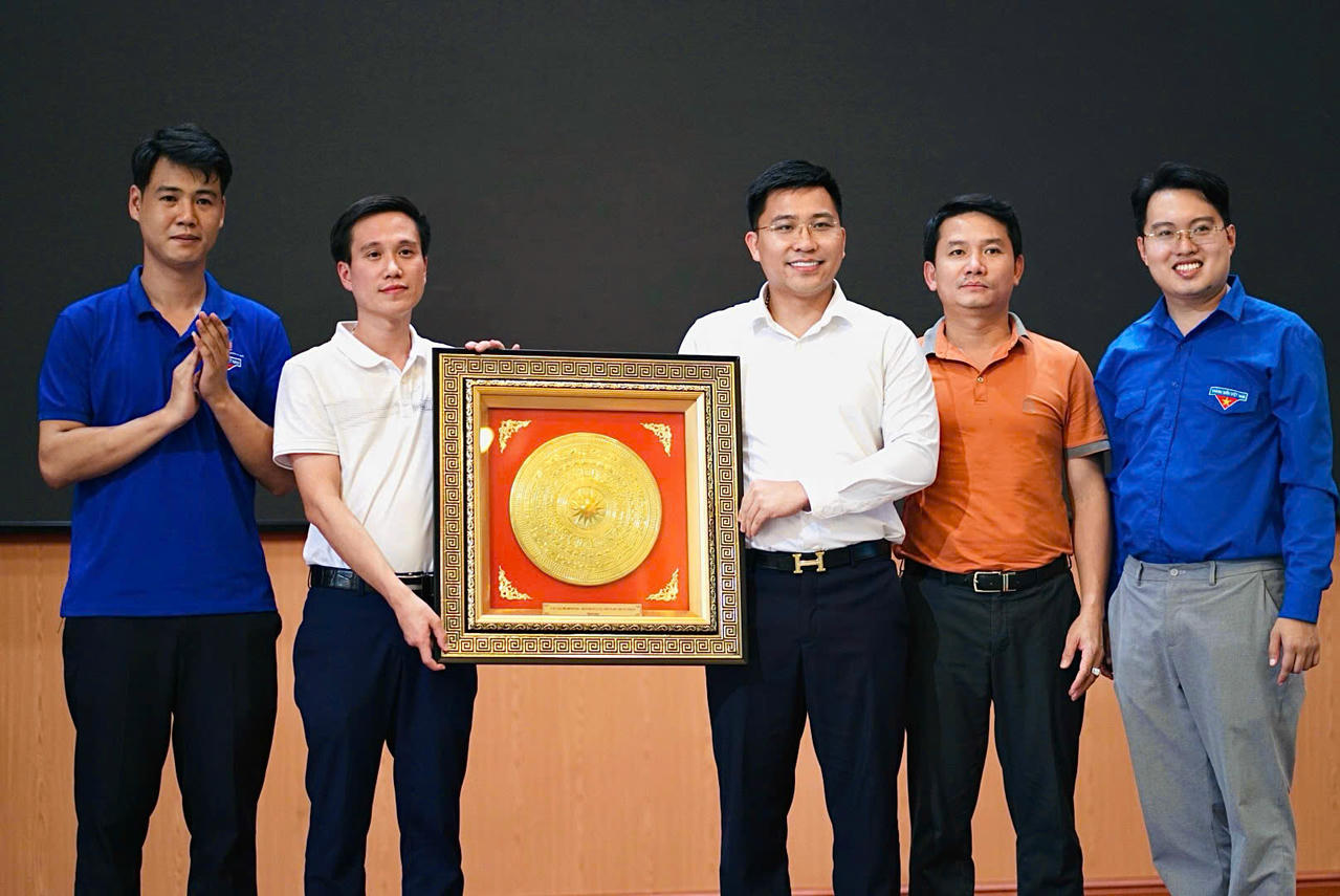 Đại diện CLB bóng đá Báo Pháp luật Việt Nam tặng quà lưu niệm xã Hương Sơn.