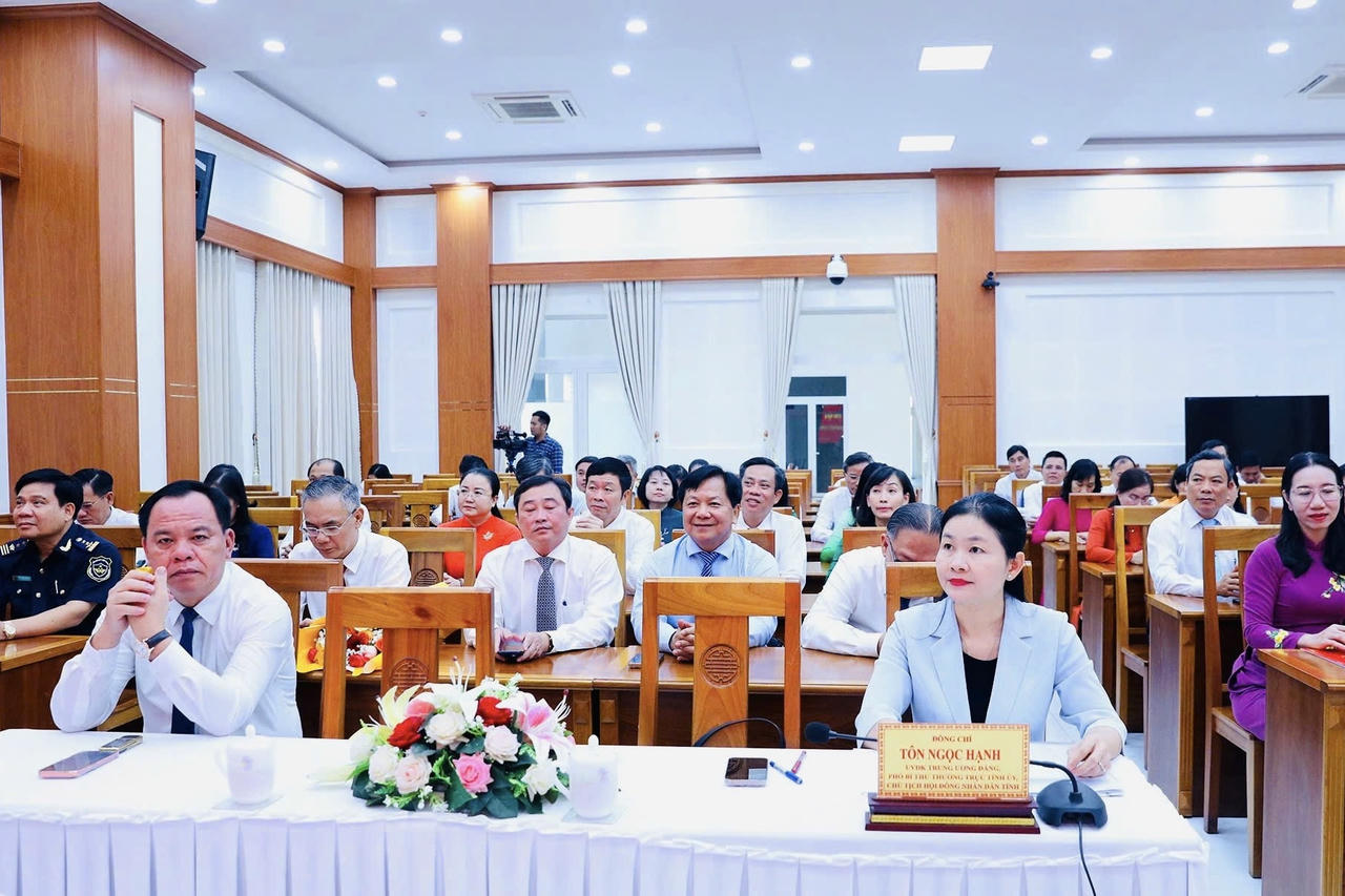 Các đại biểu dự hội nghị.