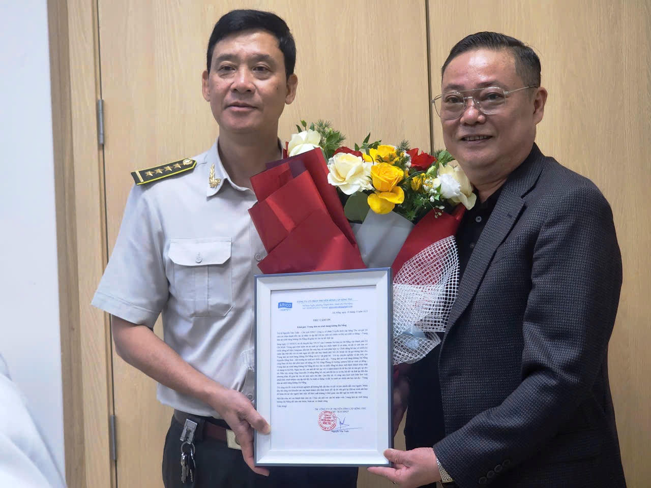 Hành khách Nguyễn Văn Tuấn tặng hoa, thư cảm ơn cho ông Nguyễn Hồng Sơn. 