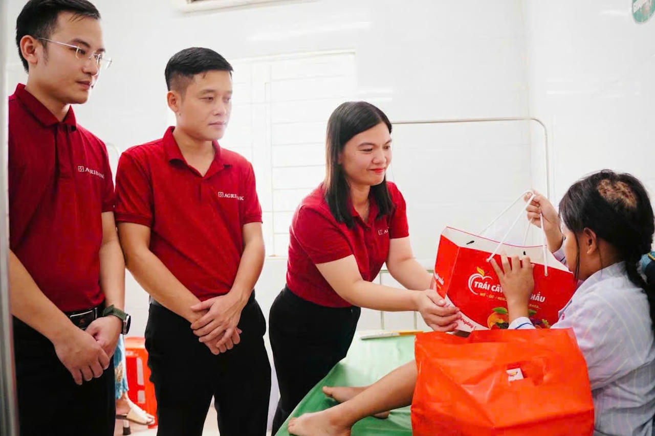 Đại diện Agribank Chi nhánh Hà Tĩnh trao quà động viên cháu H.T.N.L