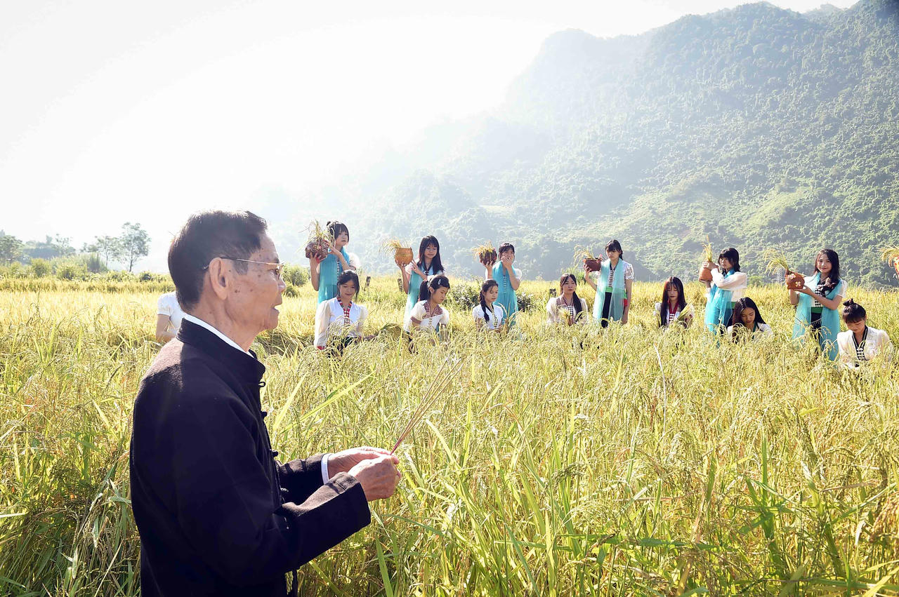 Thầy cúng xin phép thần linh được mang lúa về.