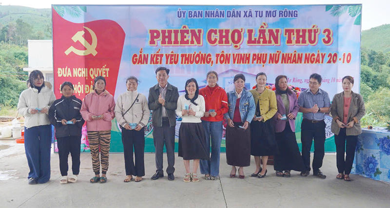 Phiên chợ 0 đồng ở xã miền núi Quảng Ngãi: Lan tỏa yêu thương, tiếp sức phụ nữ vùng cao