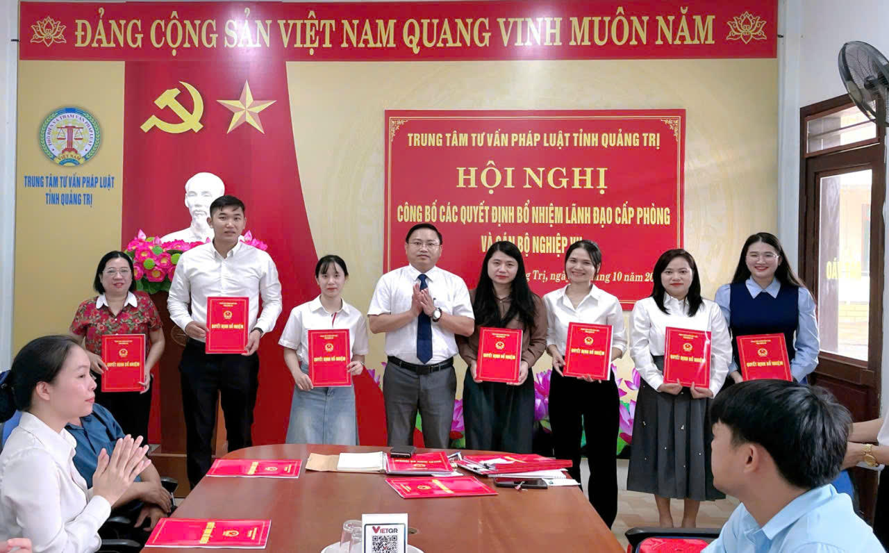 Trao Quyết định bổ nhiệm cho cán bộ tư vấn pháp luật Khu vực 1.