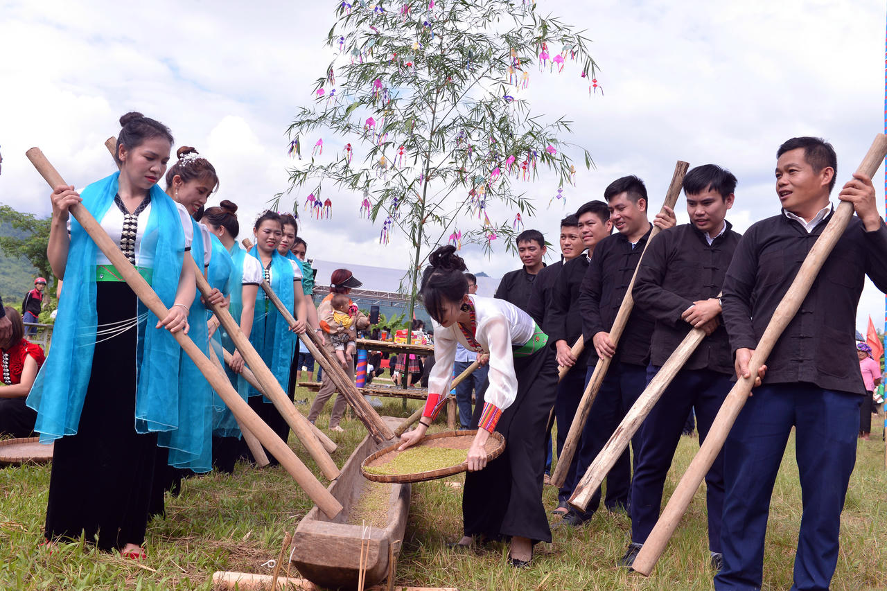 Nghi thức giã cốm do hai nhóm nam - nữ thực hiện, thể hiện sự hòa hợp âm dương, giao hòa đất trời.