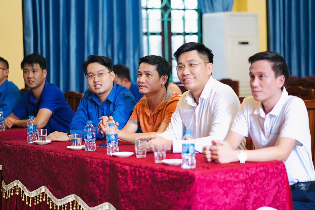 Đại diện 2 đơn vị gặp mặt trước trận giao lưu bóng đá.