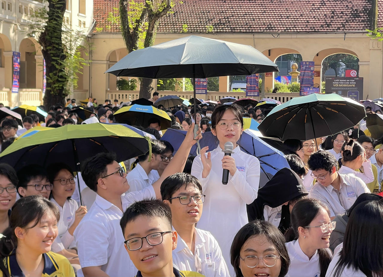 Các em học sinh tham gia trả lời một số tình huống (Ảnh: Bùi Yên)
