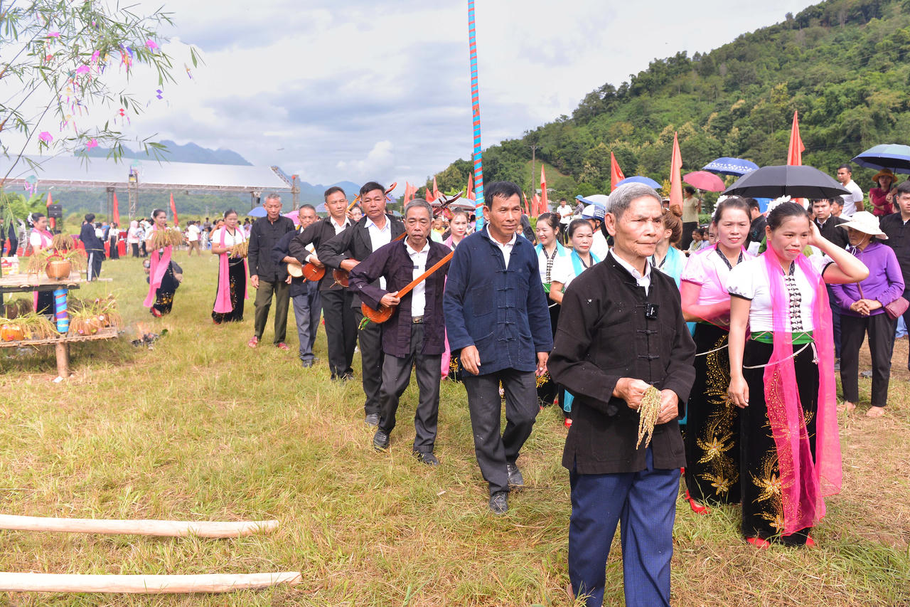 Thầy mo và đội nhạc lễ rước lúa vào nhà lễ (hơn háng) để thực hiện nghi thức cúng hồn lúa.