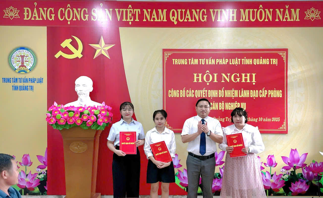 Trao Quyết định bổ nhiệm cho cán bộ tư vấn pháp luật Khu vực 4.