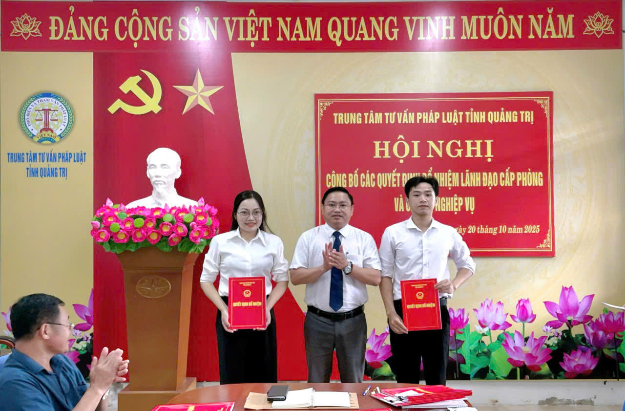 Trao Quyết định bổ nhiệm cho cán bộ tư vấn pháp luật Khu vực 2.