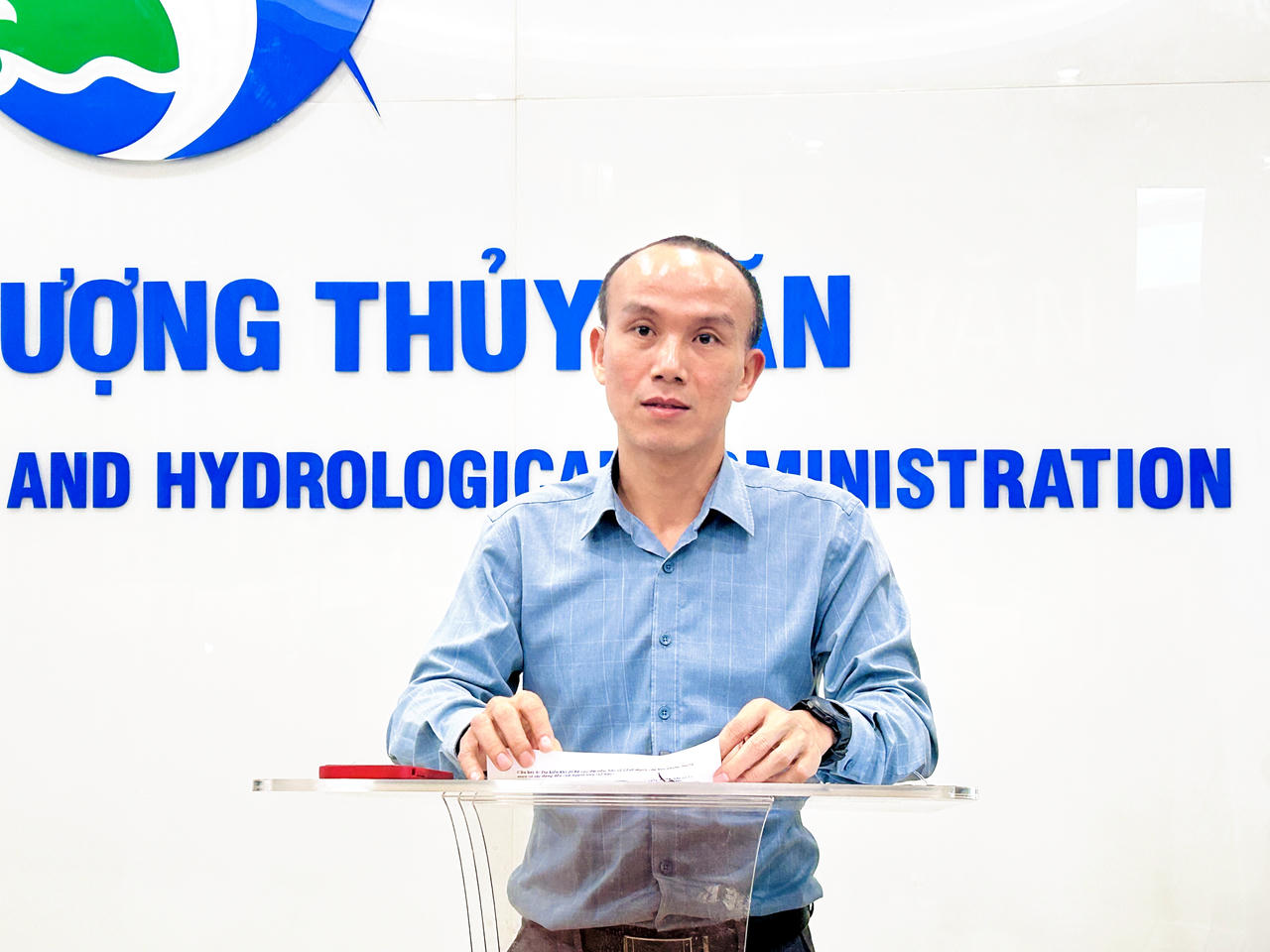 TS. Hoàng Phúc Lâm, Phó Giám đốc Trung tâm Dự báo Khí tượng Thuỷ văn Quốc gia chia sẻ những thông tin về bão số 12 trong chiều 20/10. Ảnh: Ngọc Nga