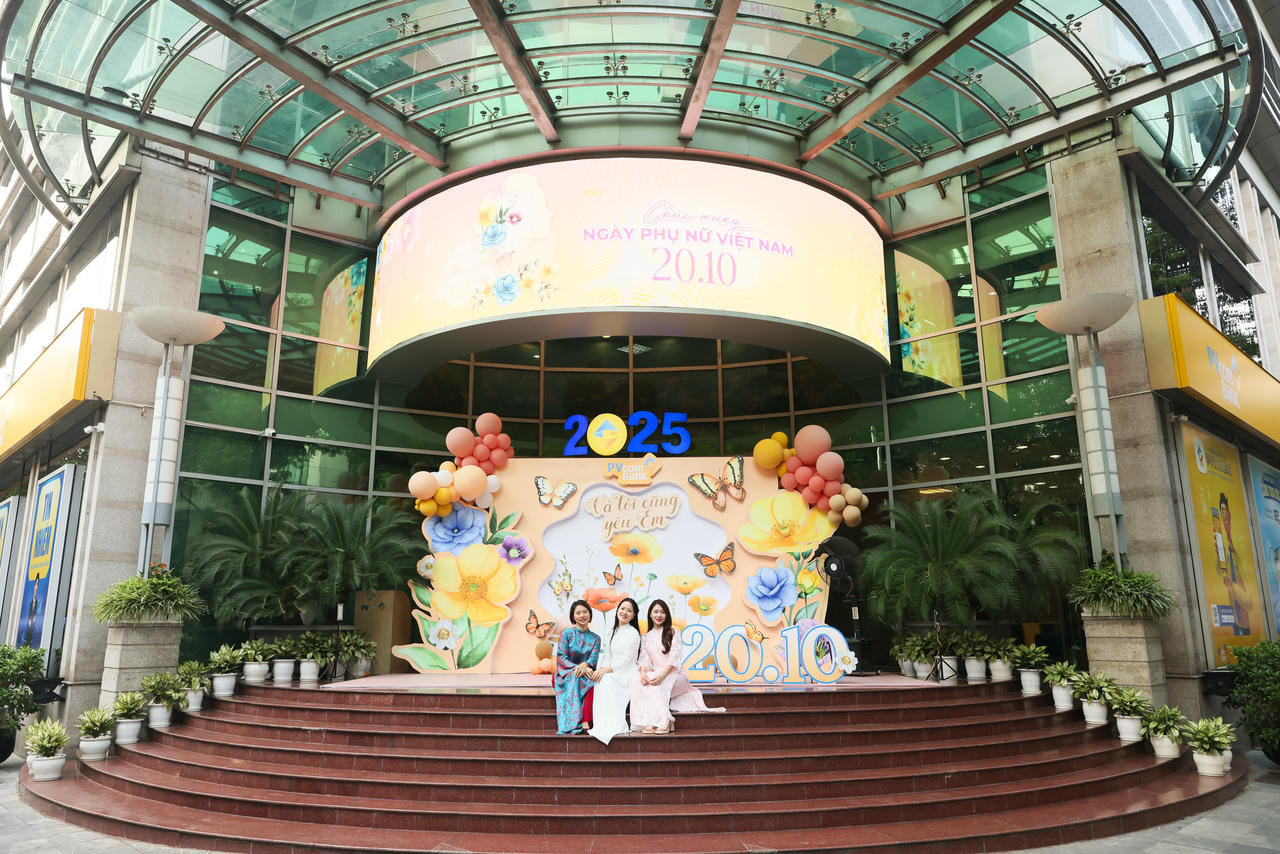 Không gian trang trí “Và tôi cũng yêu em” của PVcomBank – điểm nhấn nổi bật giữa phố Ngô Quyền, Hà Nội.