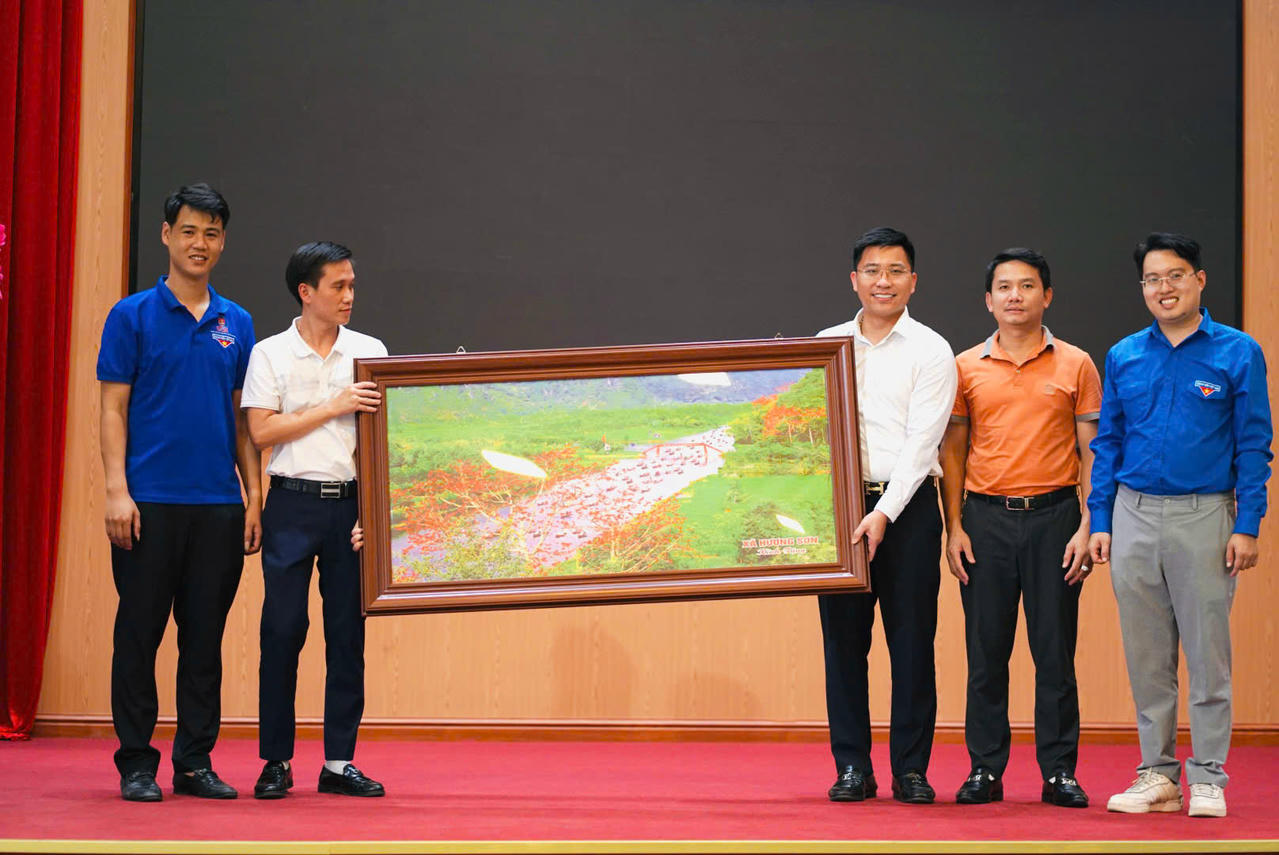 Đại diện UBND xã Hương Sơn tặng quà đại diện CLB bóng đá Báo Pháp luật Việt Nam.