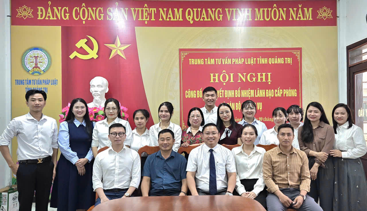 Ông Mai Xuân Hiển, Giám đốc Trung tâm Tư vấn Pháp luật tỉnh Quảng Trị chụp ảnh với lãnh đạo các Phòng và cán bộ nghiệp vụ được bổ nhiệm.