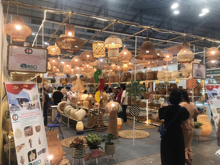 Gian hàng của TP Hà Nội trưng bày tại Hội chợ gồm các sản phẩm thủ công mỹ nghệ có thế mạnh xuất khẩu, quà tặng lưu niệm.