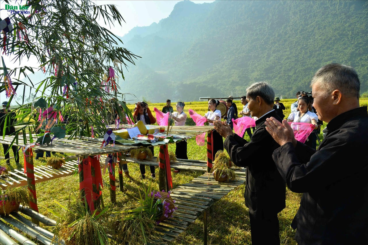 Khi rước lúa về, thầy mo làm lễ báo cáo thần linh, cầu mùa màng tươi tốt.