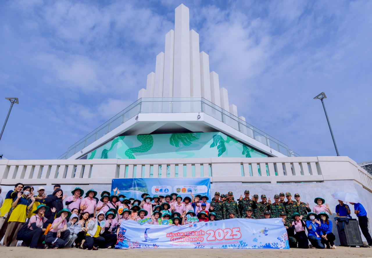 Các thành viên trong đoàn chụp hình lưu niệm tại tháp Tam Thắng