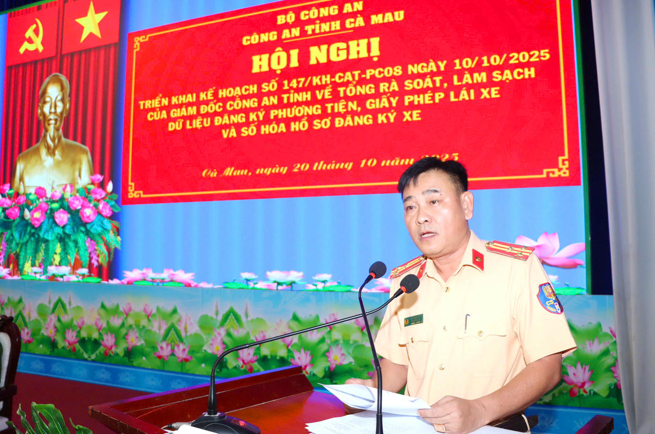 Thượng tá Bùi Trung Kiên - Trưởng phòng Cảnh sát giao thông Công an tỉnh Cà Mau, triển khai Kế hoạch tổng rà soát, làm sạch dữ liệu đăng ký phương tiện, giấy phép lái xe và số hóa hồ sơ đăng ký xe trên địa bàn tỉnh.