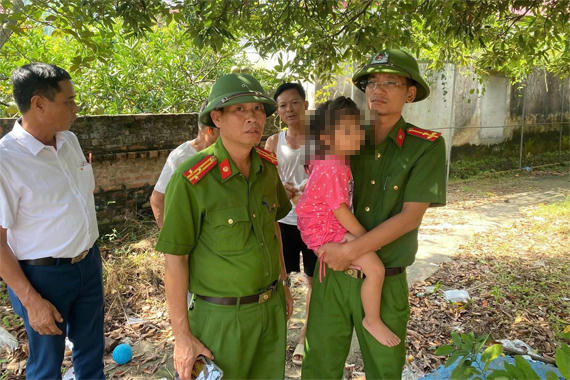 Giải cứu bé gái 3 tuổi bị bố đẻ đe dọa treo cổ
